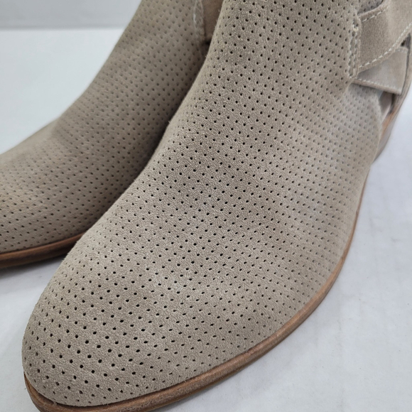 NWOT Dolce Vita Koree Ankle Booties Suede Light Taupe Grey Boots Shoes Size 8 - Picture 9 of 10